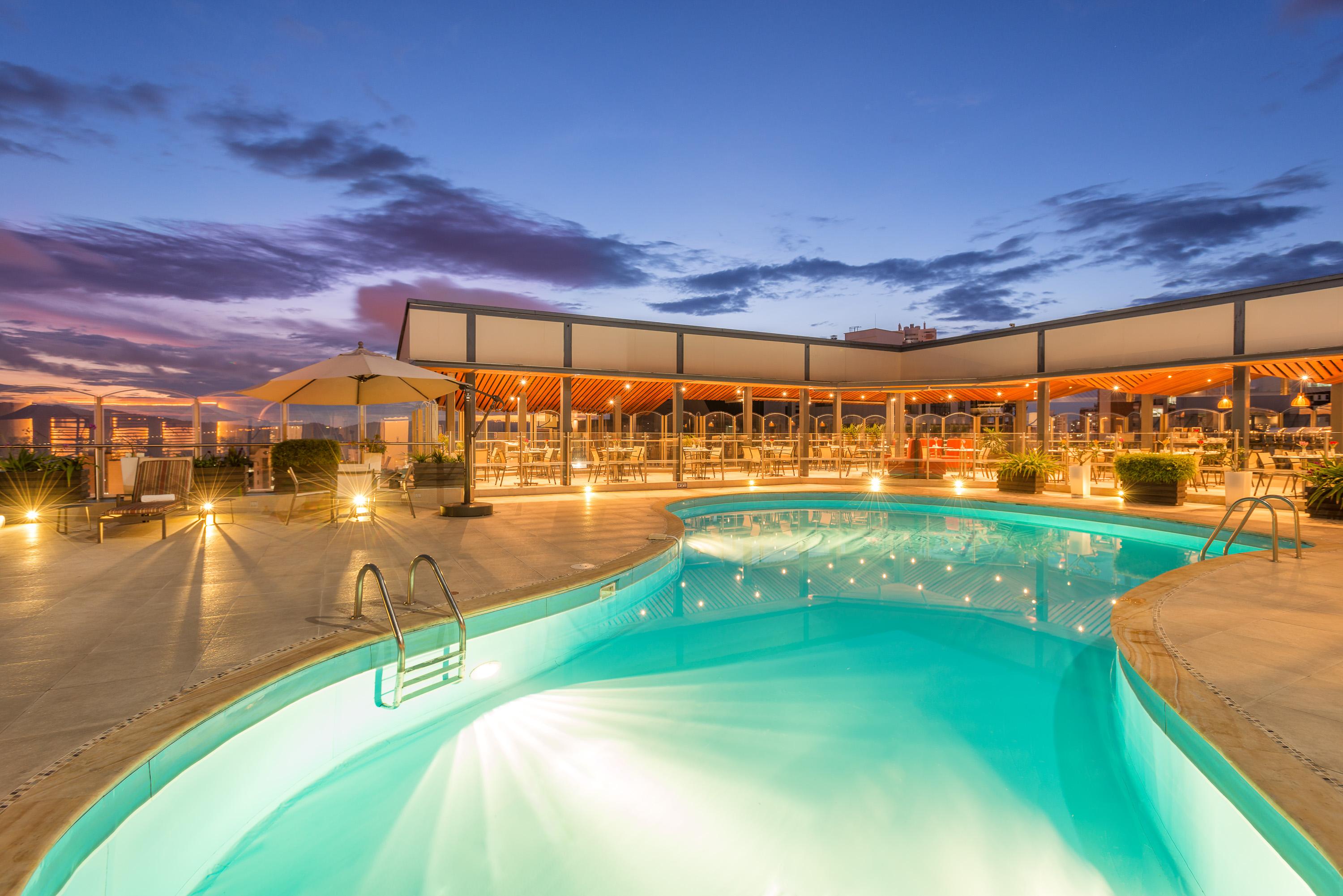 Hotel Dann Carlton Bucaramanga Dış mekan fotoğraf Rooftop pool at the hotel