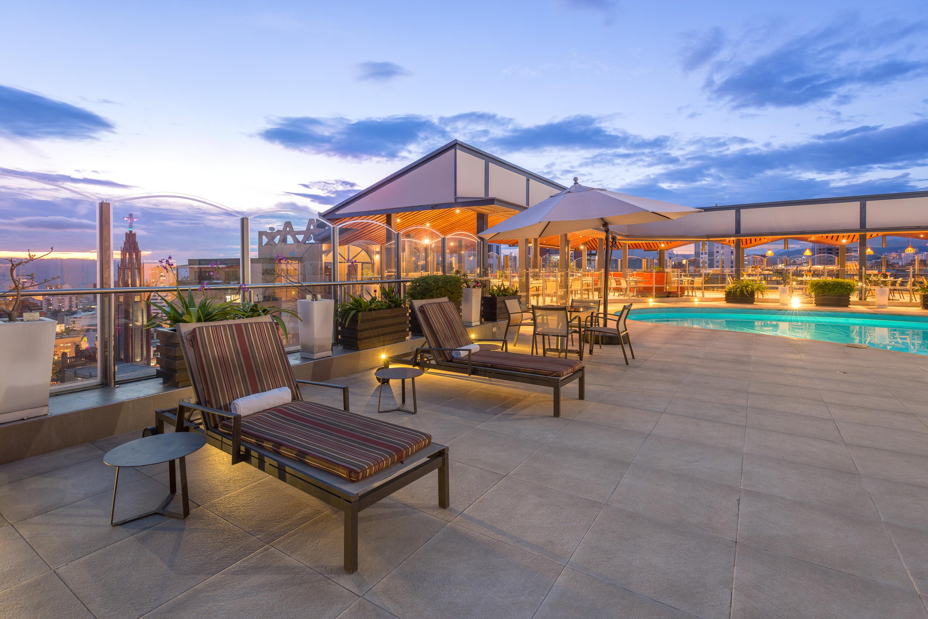 Hotel Dann Carlton Bucaramanga Dış mekan fotoğraf Rooftop pool at the Four Seasons Hotel, Bogotá