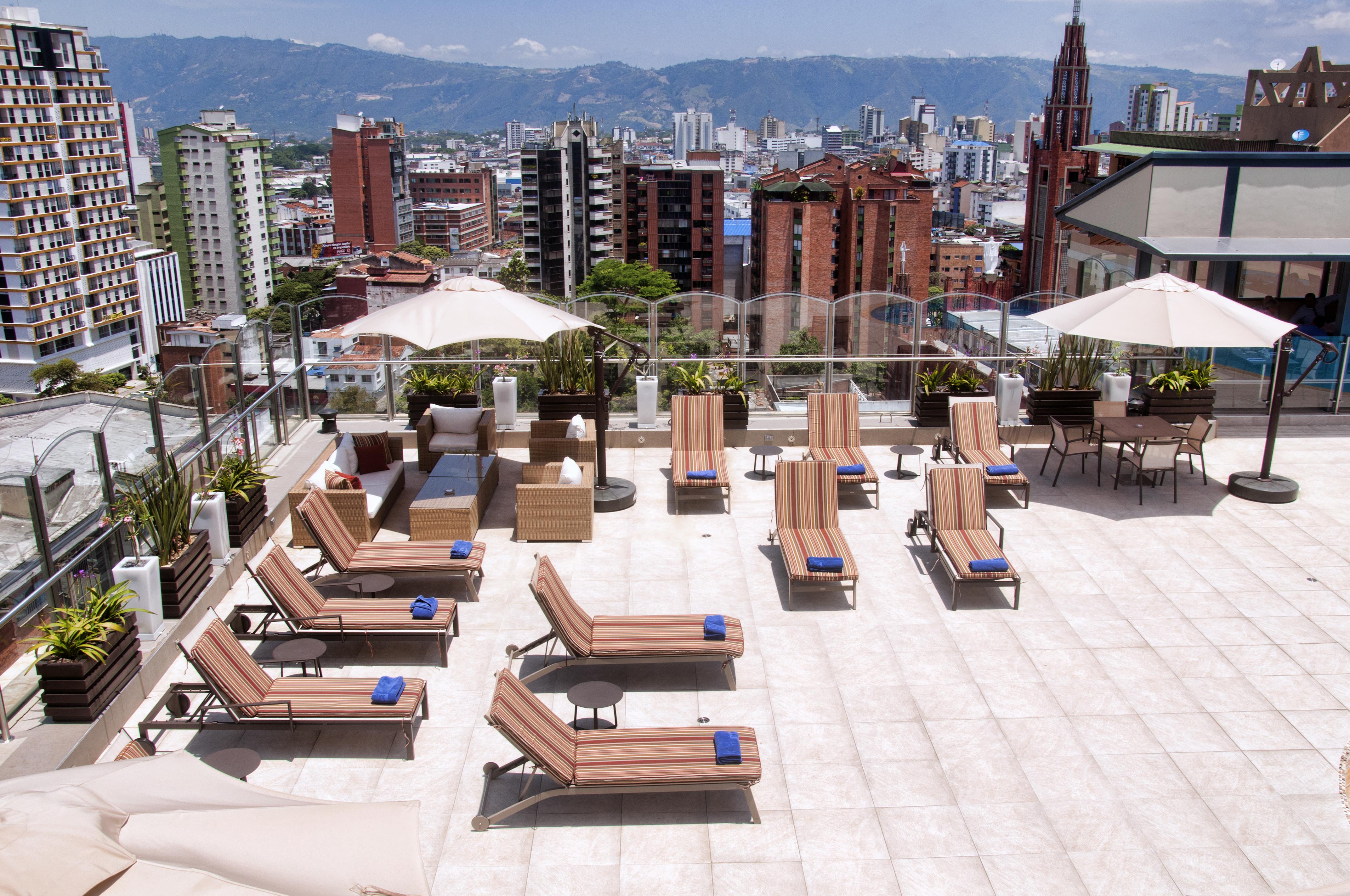 Hotel Dann Carlton Bucaramanga Dış mekan fotoğraf Rooftop pool at the Four Seasons Hotel Bogotá