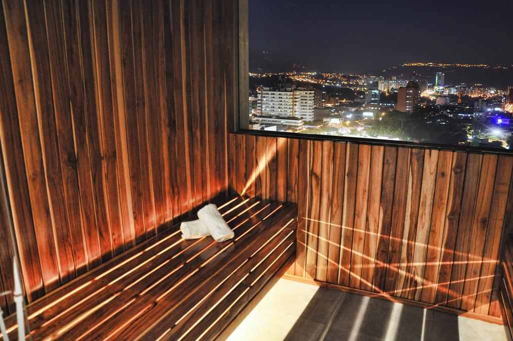 Hotel Dann Carlton Bucaramanga Dış mekan fotoğraf A balcony in a hotel